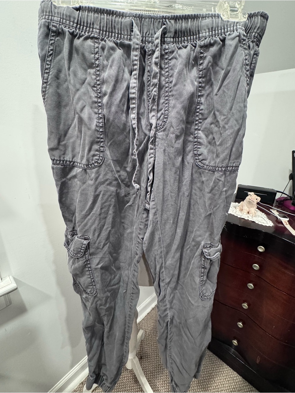 Relaxed Gray Cargo Pants with Elastic Waist and Drawstring